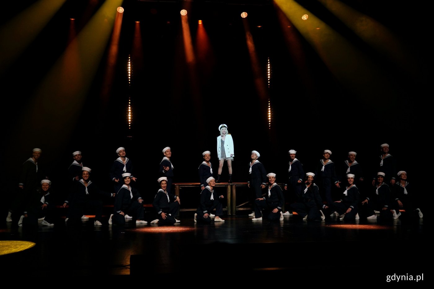 Zdjęcie z próby koncertu sylwestrowego „Muzyczny swojemu miastu na 100-lecie”. Scena zbiorowa (fot. Magdalena Czernek)