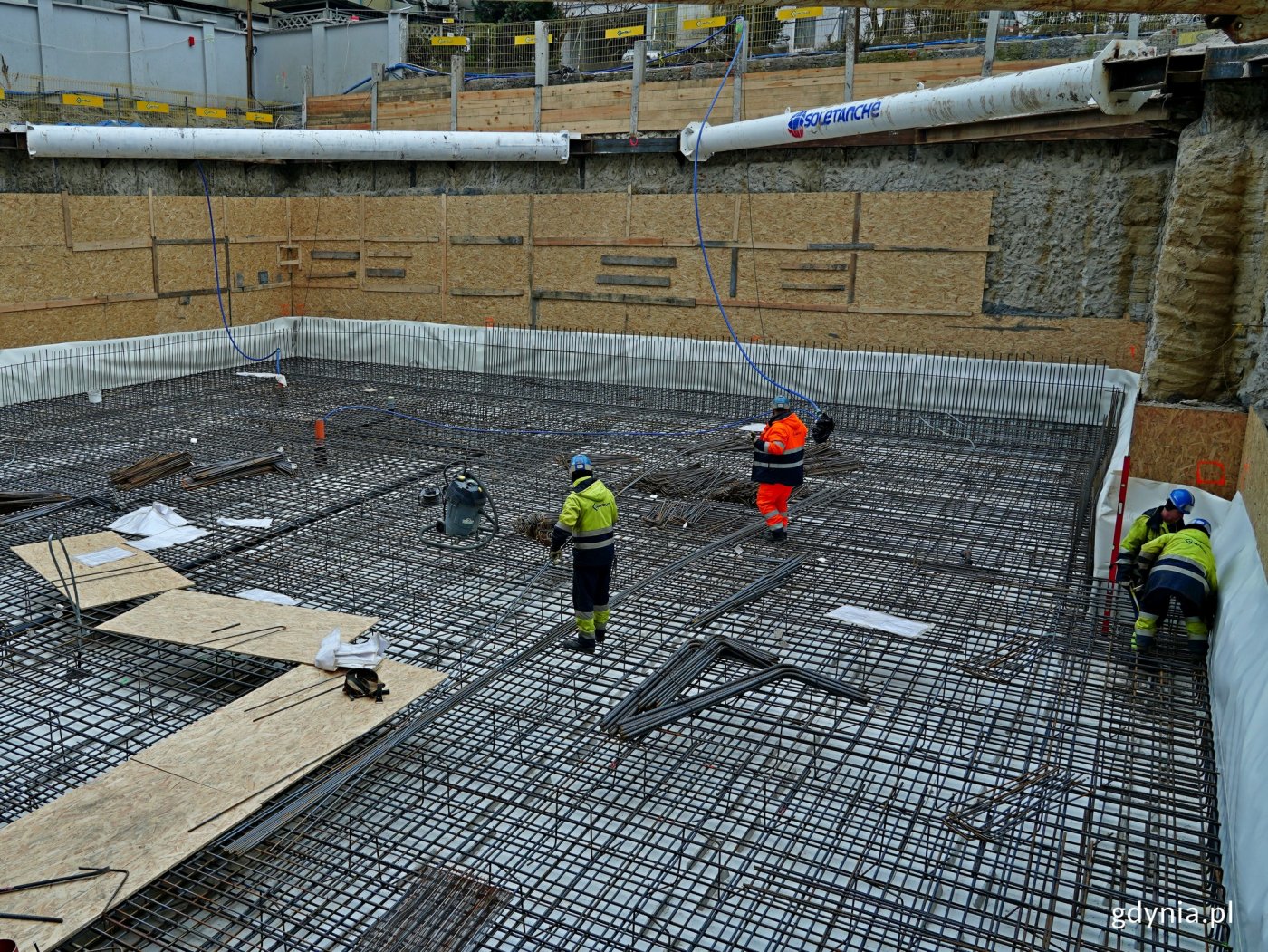 Prace na placu budowy trzeciego etapu rozbudowy Sądu Rejonowego w Gdyni (fot. Magdalena Czernek)