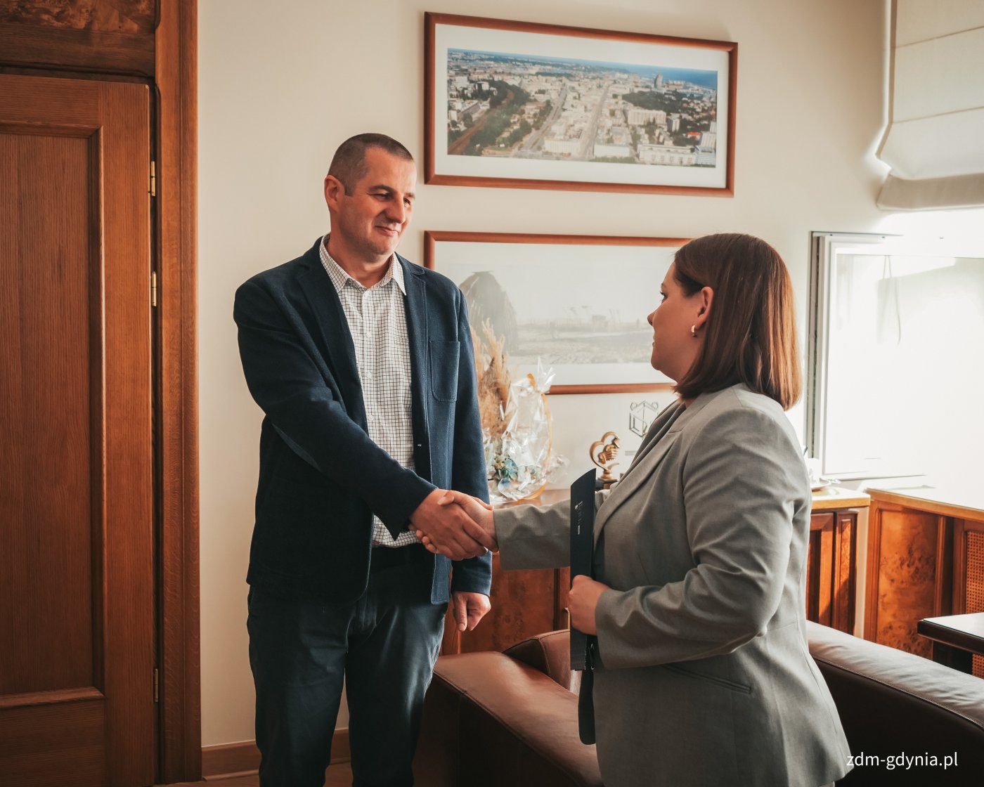 Prezydent Gdyni Aleksandra Kosiorek podziękowała Piotrowi Pellowskiemu za działania, które podczas pożaru pozwoliły zabezpieczyć sprzęt oraz pojazdy Bazy Północnej LiZUD (fot. Marcin Mielewski)