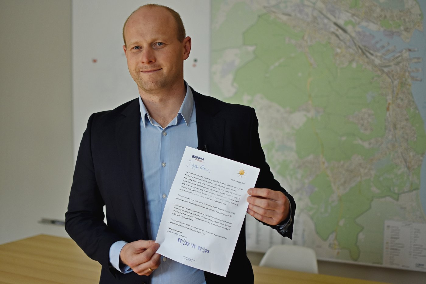Bartosz Bartoszewicz, wiceprezydent Gdyni ds. jakości życia prezentuje list do pierwszoklasistów // fot. Kamil Złoch