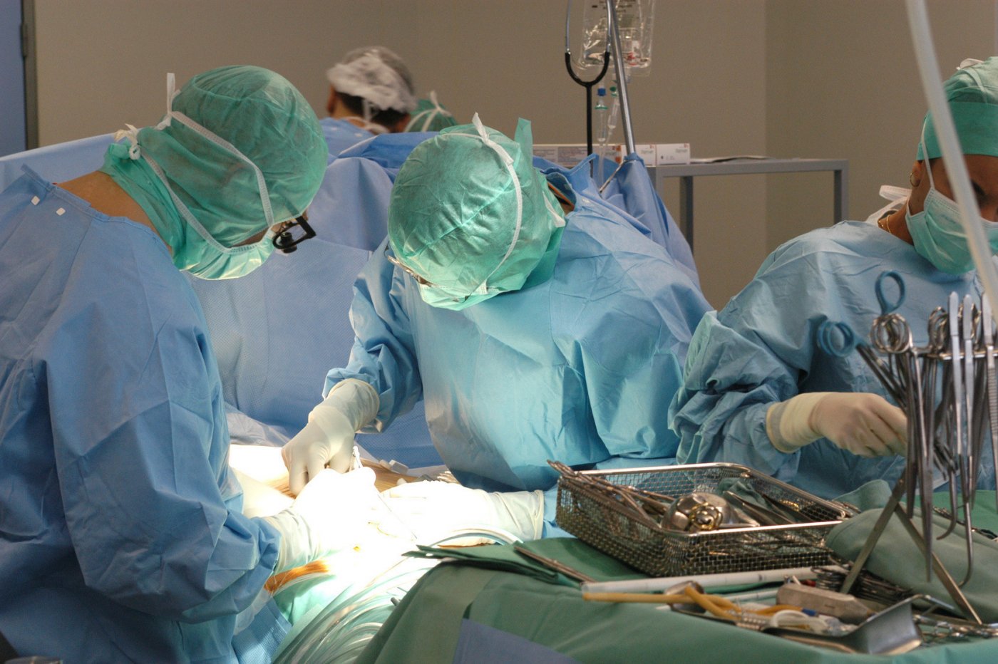 Lekarze na sali operacyjnej // fot. materiały prasowe UCK