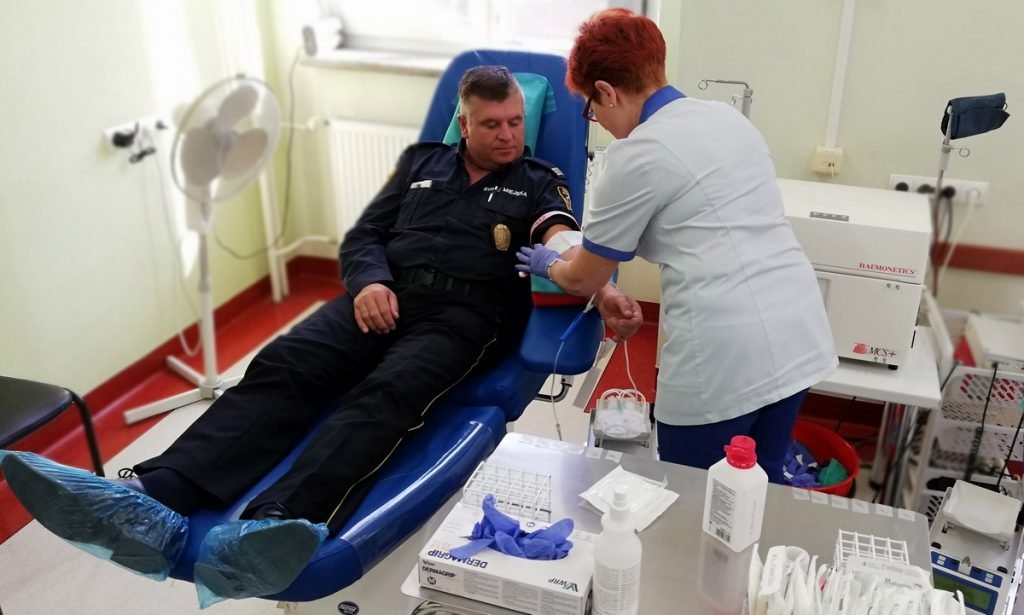 St. str. Mariusz Latecki ze Straży Miejskiej w Gdyni po raz kolejny w tym roku oddaje honorowo krew. 