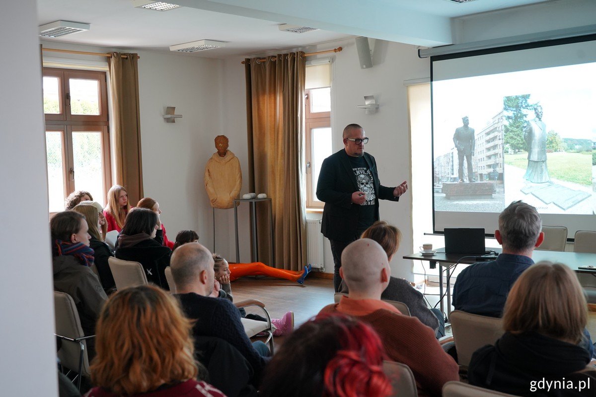 Spotkanie Jacka Piątka, plastyka miasta z nauczycielami i uczniami Państwowego Liceum Sztuk Plastycznych w Gdyni (fot. Magda Śliżewska)