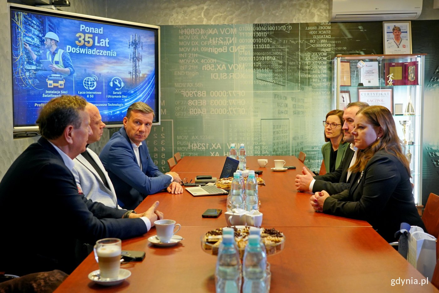 Spotkanie w Łączpolu. Na zdjęciu: prezydent Gdyni Aleksandra Kosiorek, wiceprezydent Tomasz Augustyniak, Justyna Patyk – zastępca naczelnika Wydziału Polityki Gospodarczej Urzędu Miasta Gdyni, Adam Pawłowski – prezes zarządu firmy Łączpol oraz Marcin Poltrok i Józef Poltrok – założyciel firmy (fot. Magdalena Czernek)