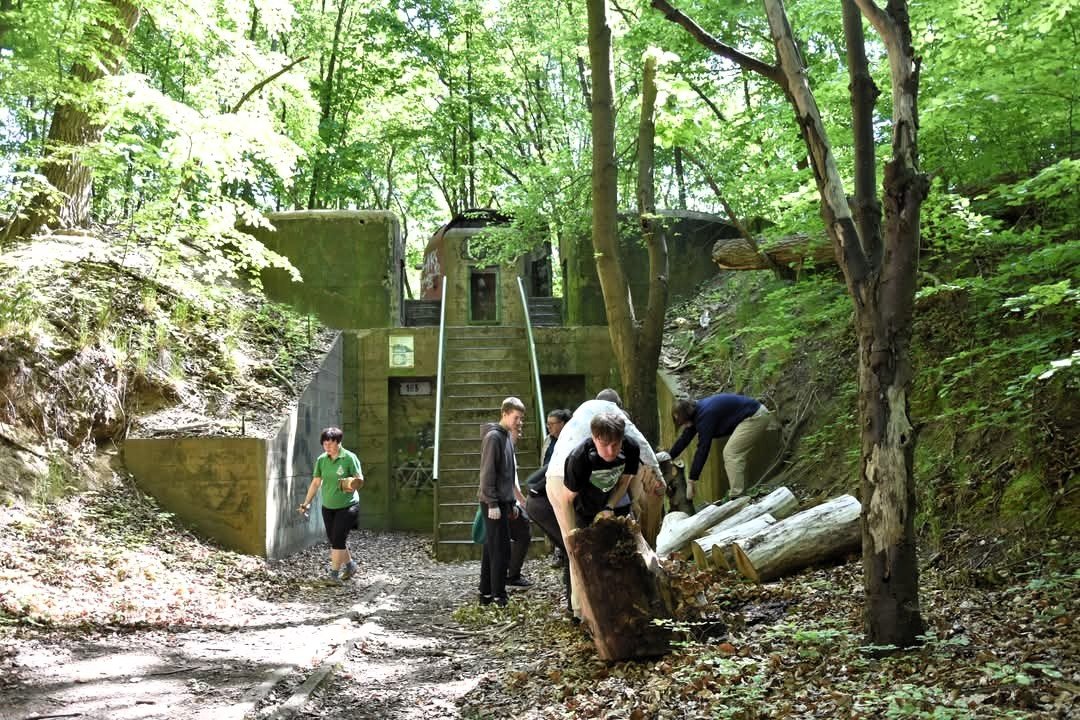 Prace porządkowe na drodze przy stanowisku artyleryjskim po byłej 11. BAS (fot. materiały pana Dariusza Dębskiego)
