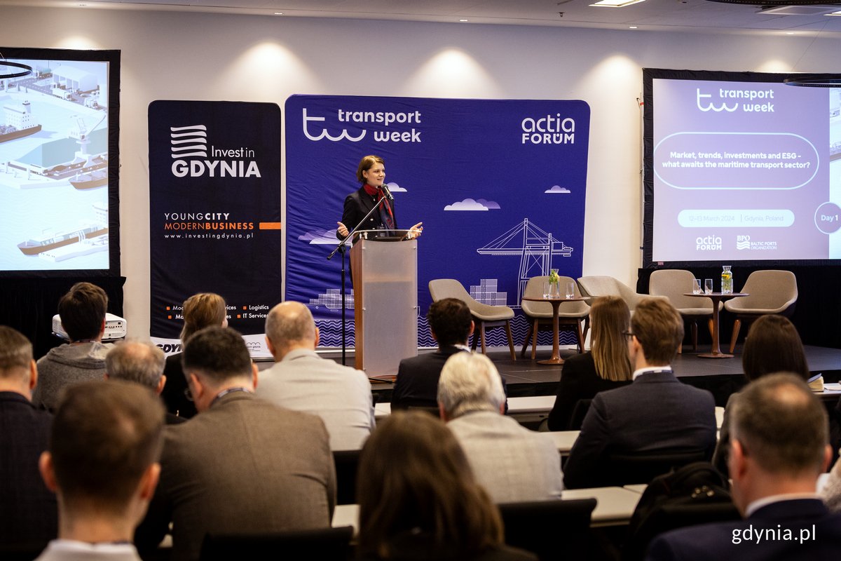 Katarzyna Gruszecka-Spychała, wiceprezydentka Gdyni ds. gospodarki podczas otwarcia konferencji Transport Week w hotelu Courtyard by Marriott Gdynia Waterfront. Fot. Przemysław Kozłowski