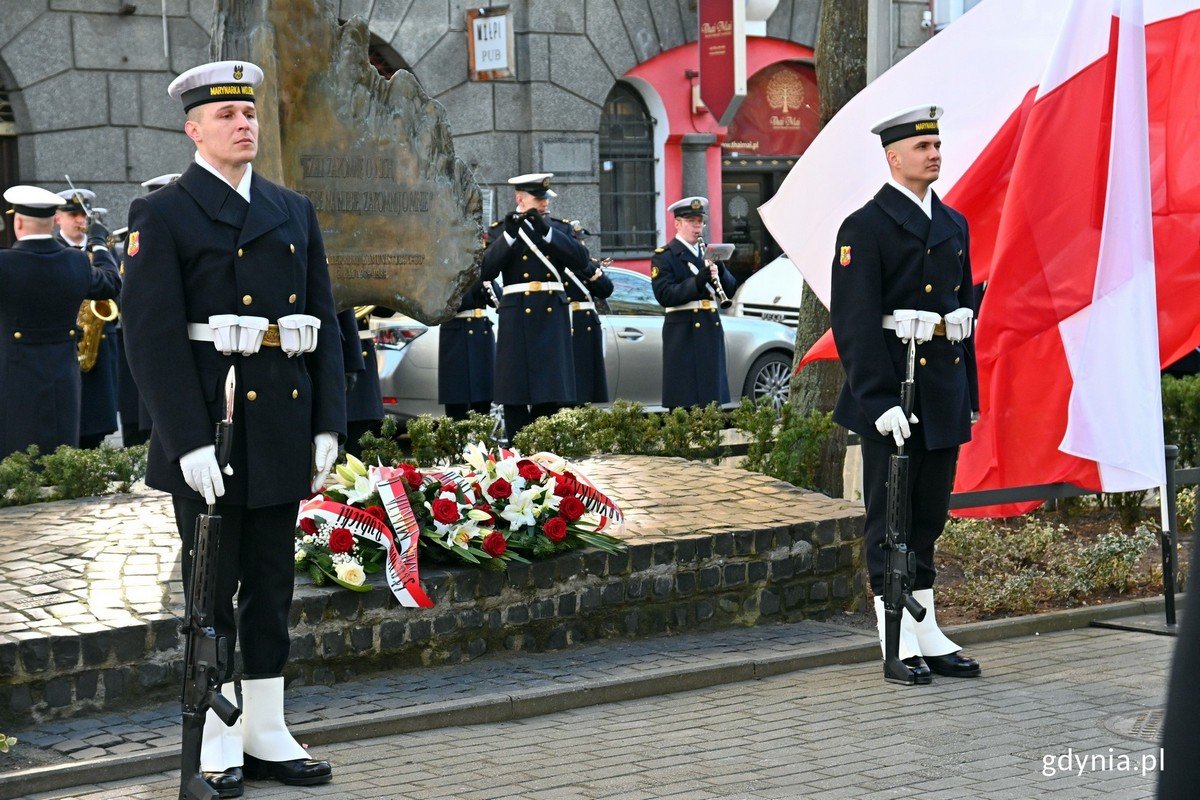 Posterunek honorowy przy pomniku Ofiar Terroru Komunistycznego podczas uroczystości z okazji Narodowego Dnia Pamięci Żołnierzy Wyklętych // fot. Magdalena Czernek