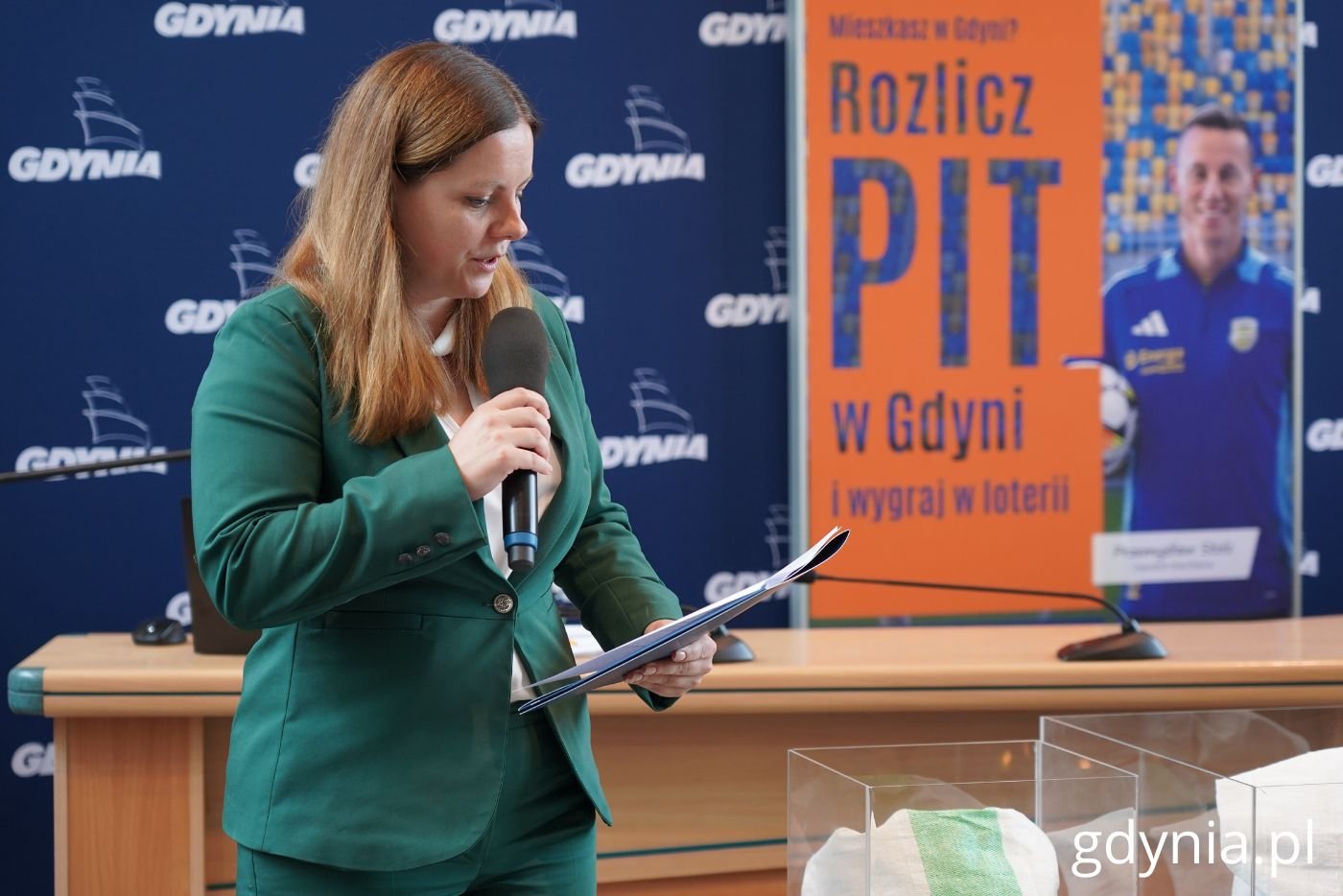 Nagrody losowała również prezydent Gdyni Aleksandra Kosiorek (fot. Magdalena Starnawska)