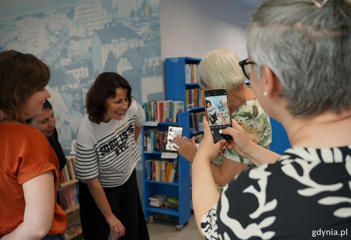 Spotkanie w Bibliotece Działki Leśne. Na zdj. m.in. radna Joanna Zielińska, Ida Bocian i Magda Latuch (fot. Dominika Sobiech)
