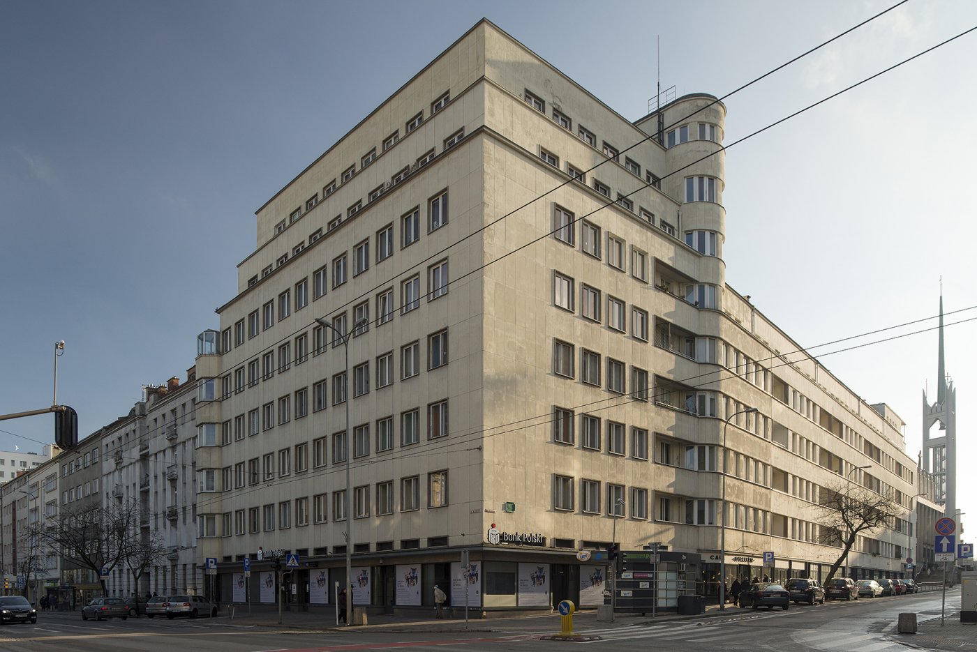 Zdjęcie przedstawia elewację modernistycznego budynku przy ul. 3 Maja /fot. BKZ