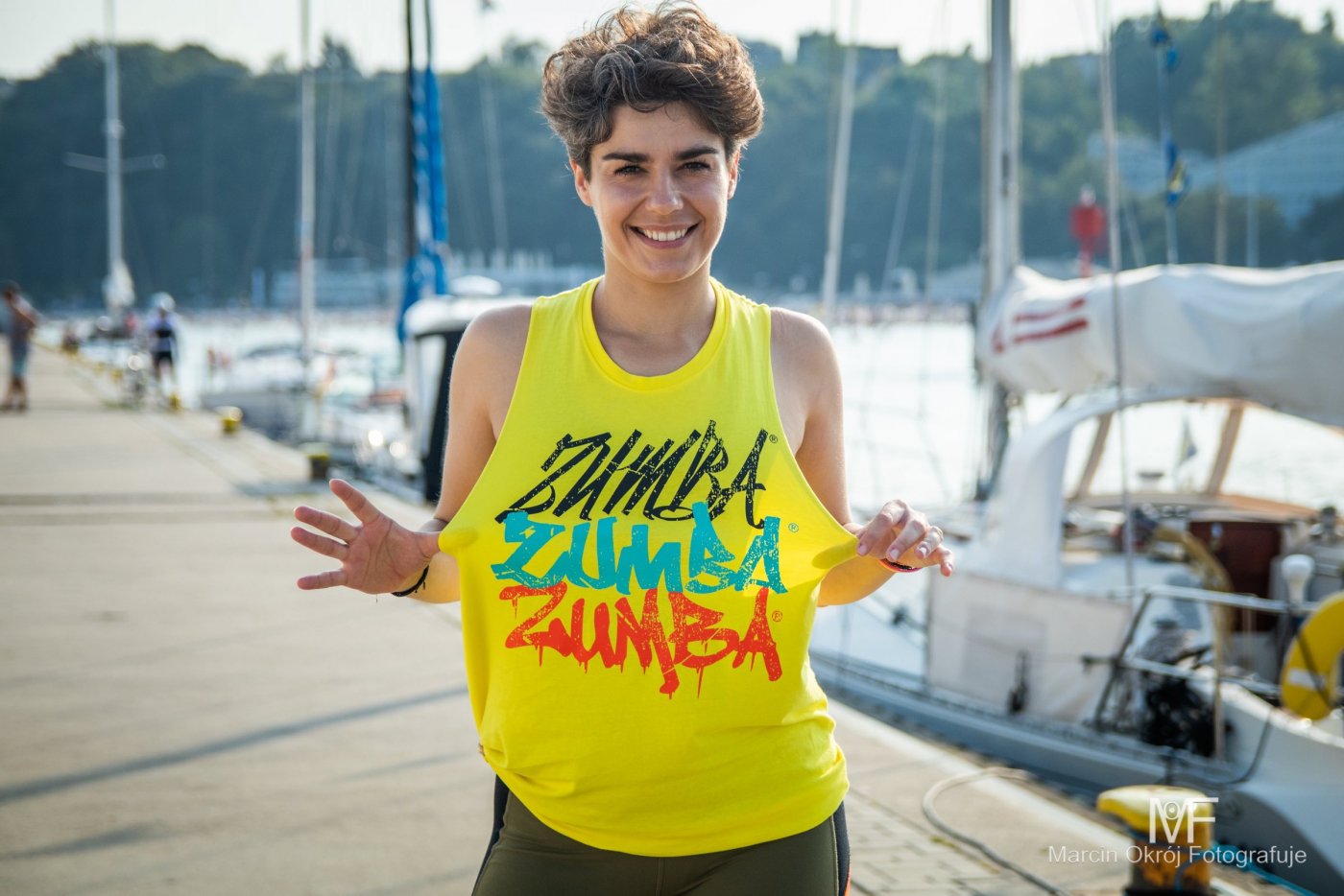 Emilia „Emi” Pankowska - trenerka Zumby na tle żaglówek w Marinie Gdynia (fot. Marcin Okrój)