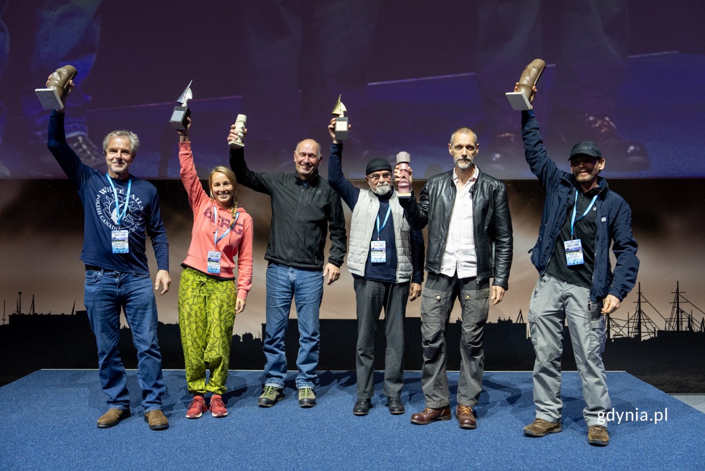 Laureaci pierwszego finału Kolosów 2024. Od lewej: Dariusz Krowiak, Kolos / Żeglarstwo; Adrianna Jarczak, Nagroda im. Andrzeja Zawady; Piotr Sadurski, Wyróżnienie / Żeglarstwo; Przemysław Wielowiejski (odebrał Nagrodę im. Aleksandra Doby za Henryka Wolskiego); Tomasz Ulanowski, Nagroda im. Macieja Kuczyńskiego; Pete Casey, Colossus Award. Fot. Mateusz Dietrich