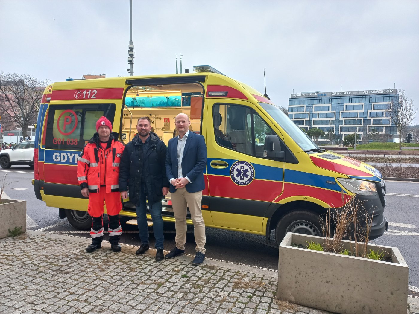  Bartosz Bartoszewicz, wiceprezydent Gdyni ds. jakości życia, p.o. dyrektora MSPR Jacek Adamonis, oraz ratownik medyczny,  Maciej Adamczyk na tle nowego ambulansu // fot. Aleksandra Regulska