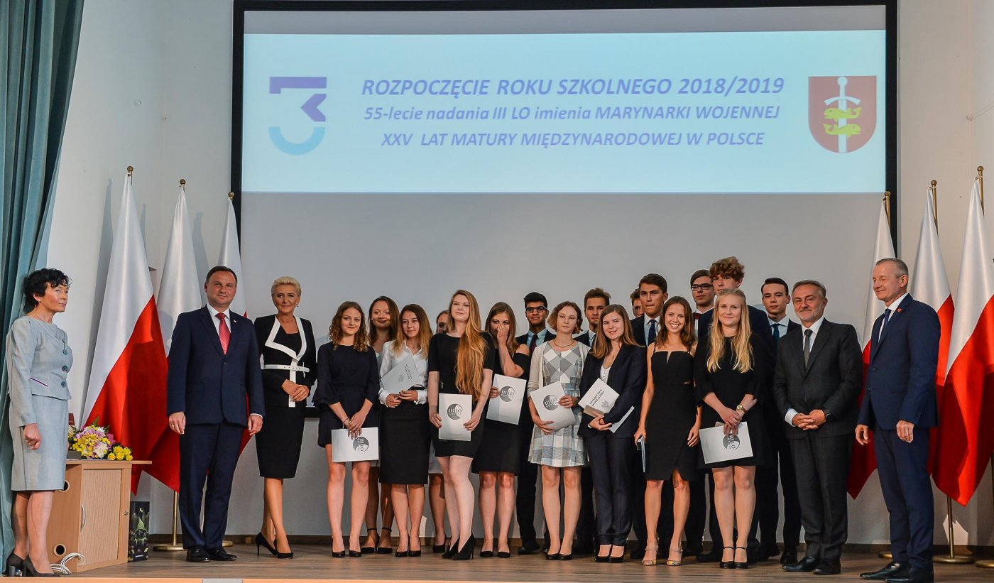 Prezydent RP, Andrzej Duda oraz Pierwsza Dama, Agata Kornhauser-Duda z wyróżnionymi maturzystami i olimpijczykami, po prawej stronie prezydent Gdyni Wojciech Szczurek i dyrektor III LO, Wiesław Kosakowski, fot. Przemysław Świderski