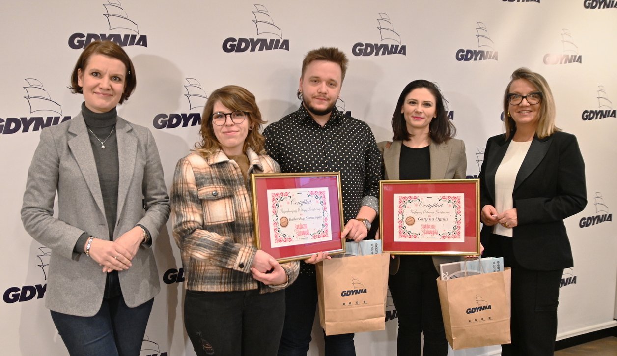 Zwycięzcy konkursów w wydarzeniu Świąteczna Starowiejska z certyfikatami i nagrodami. Od lewej stoją: Katarzyna Gruszecka-Spychała, wiceprezydentka Gdyni ds. gospodarki, Katarzyna Kęcka i Mateusz Skrzypiec z „Barber Shop Starowiejska”, Karolina Margelewska z 