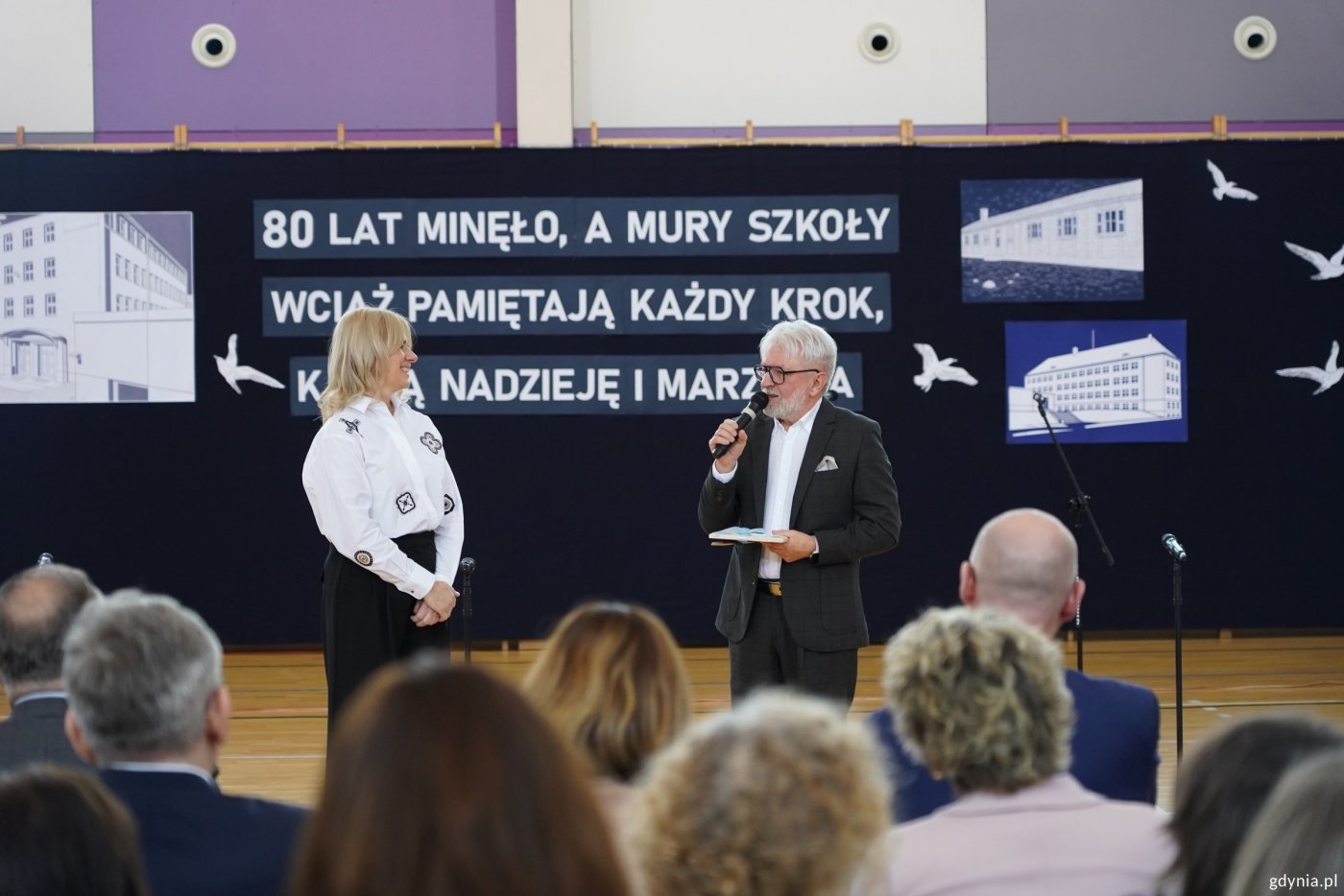 Na zdjęciu (od lewej): Eliza Zaborowska-Kempa, dyrektorka Szkoły Podstawowej nr 18 i Andrzej Barczak, były dyrektor placówki (fot. Magda Śliżewska)