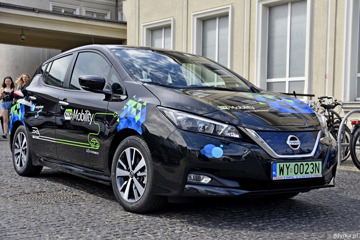 Elektryczne samochody Nissan Leaf dostępne są do wypożyczenia przy dworcu Gdynia Główna // fot. Paweł Kukla