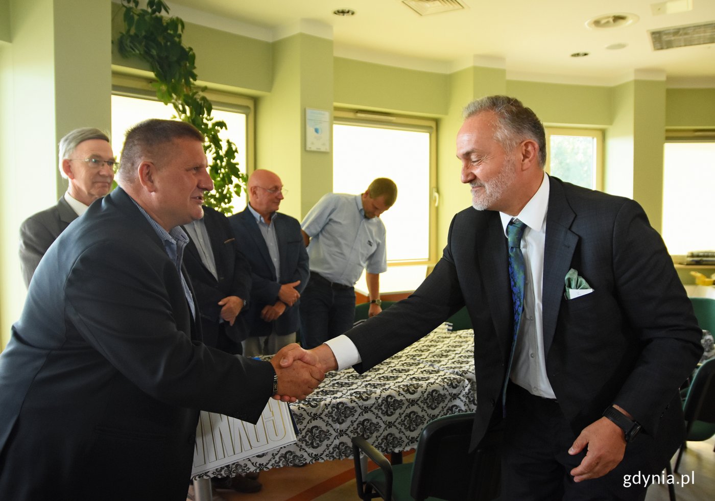 Prezydent Gdyni, Wojciech Szczurek składa podziękowania Leszkowi Stodolskiemu, fot. Kamil Złoch