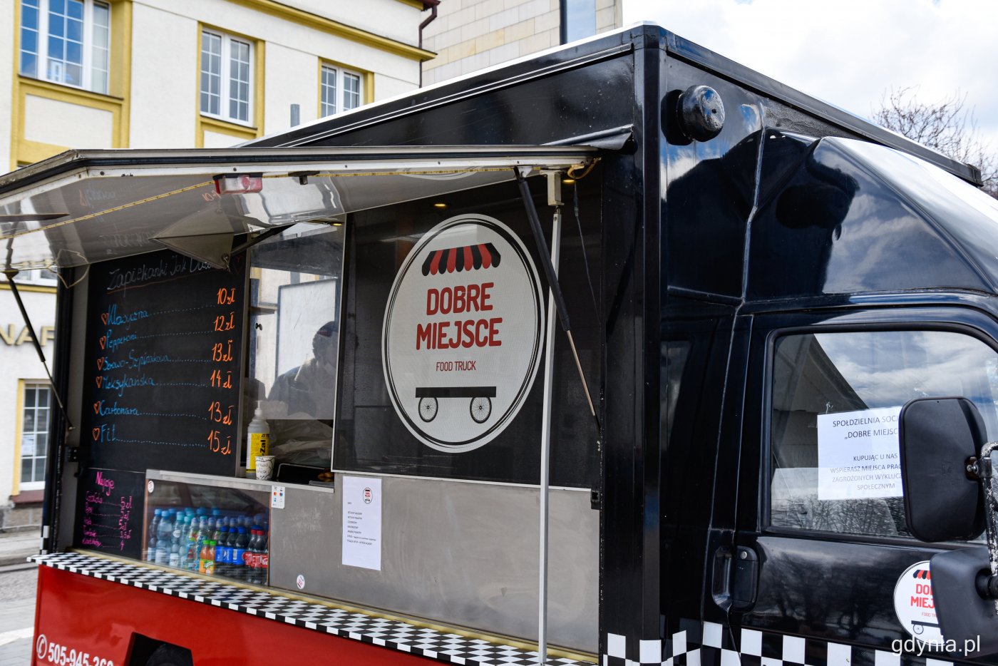 Food truck „Dobre miejsce” w nowym... miejscu. Od ostatniego weekendu można znaleźć go na parkingu przy ul. Zawiszy Czarnego, fot. Sławomir Okoń