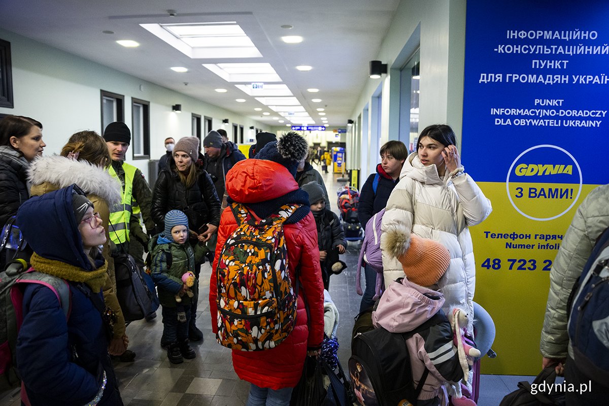 6 marca 2022, godz. 22:40, uchodźcy z Ukrainy, którzy przyjechali pociągiem z Przemyśla, kierowani są do Punktu Informacyjno-Doradczego na dworcu Gdynia Główna. Fot. Przemysław Kozłowski