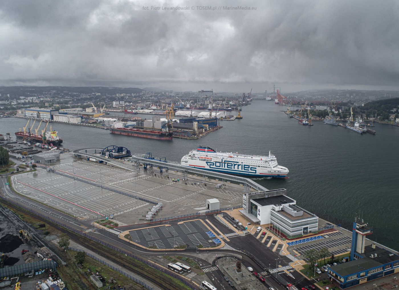 Prom „Nova Star” podczas próbnego cumowania przy nowym terminalu promowym w Gdyni, fot. Piotr Lewandowski (Tosem/MarineMedia.eu) z facebookowej grupy Gdynia w obiektywie