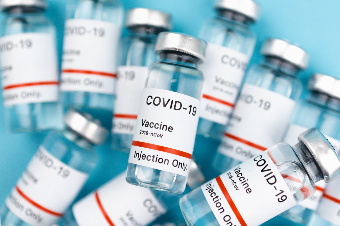 Zdjęcie kilkunastu fiolek po szczepionkach na COVID-19