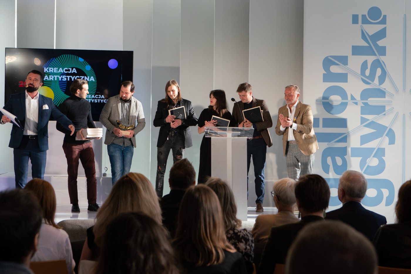 Jedni z twórców, którzy w minionym roku tworzyli gdyńską kulturę - nominowani w kategorii „Kreacja artystyczna” z prezydentem Gdyni, Wojciechem Szczurkiem (z prawej strony), fot. Anna Rezulak