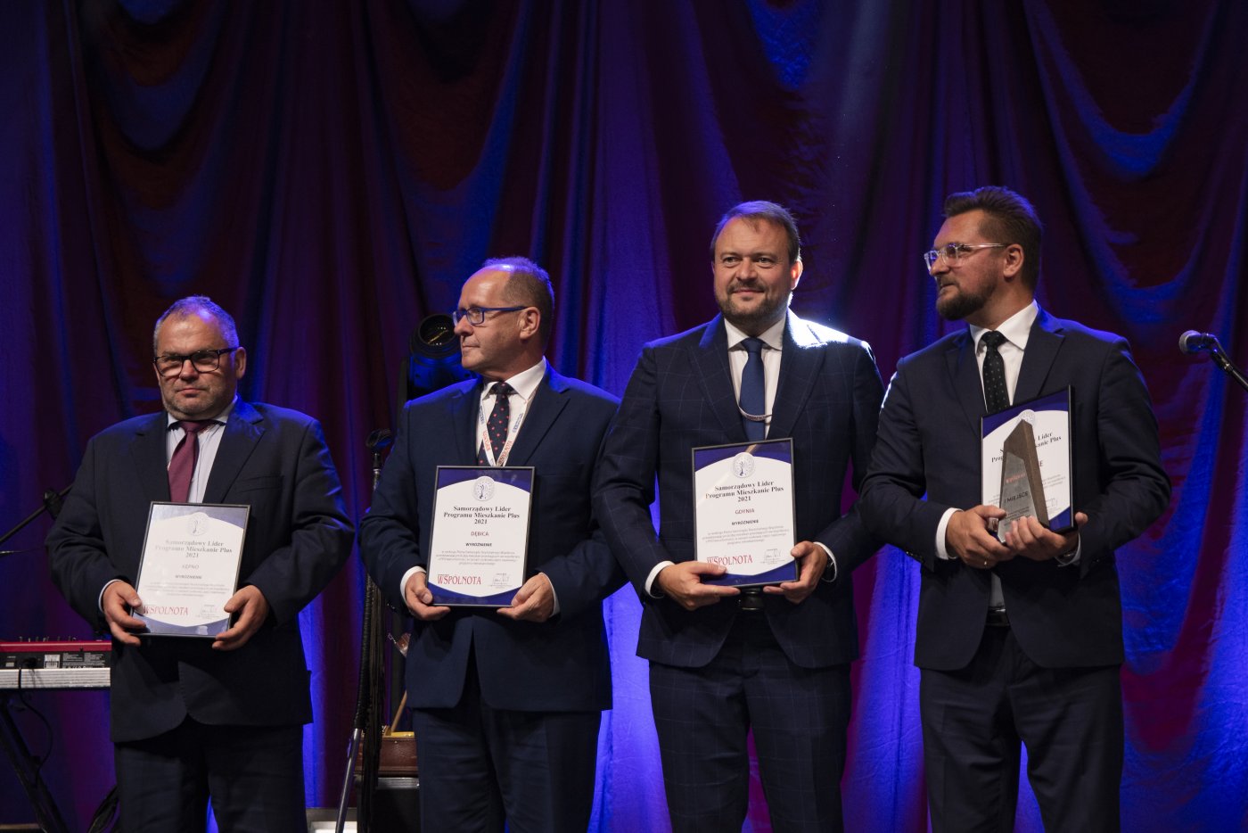 Wyróżnienie „Samorządowego Lidera Programu Mieszkanie Plus” dla Gdyni wręczono podczas Samorządowego Forum Kapitału i Finansów w Katowicach. Drugi od prawej Marek Łucyk, wiceprezydent Gdyni ds. rozwoju, fot. mat. prasowe organizatora / R5films.com