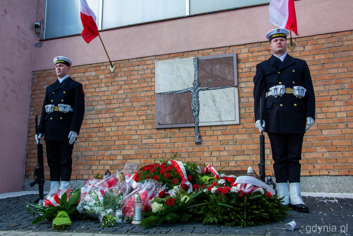 Przy epitafium parafii Niepokalanego Serca Maryi na Karwinach złożono wiązanki kwiatów // fot. Paweł Kukla