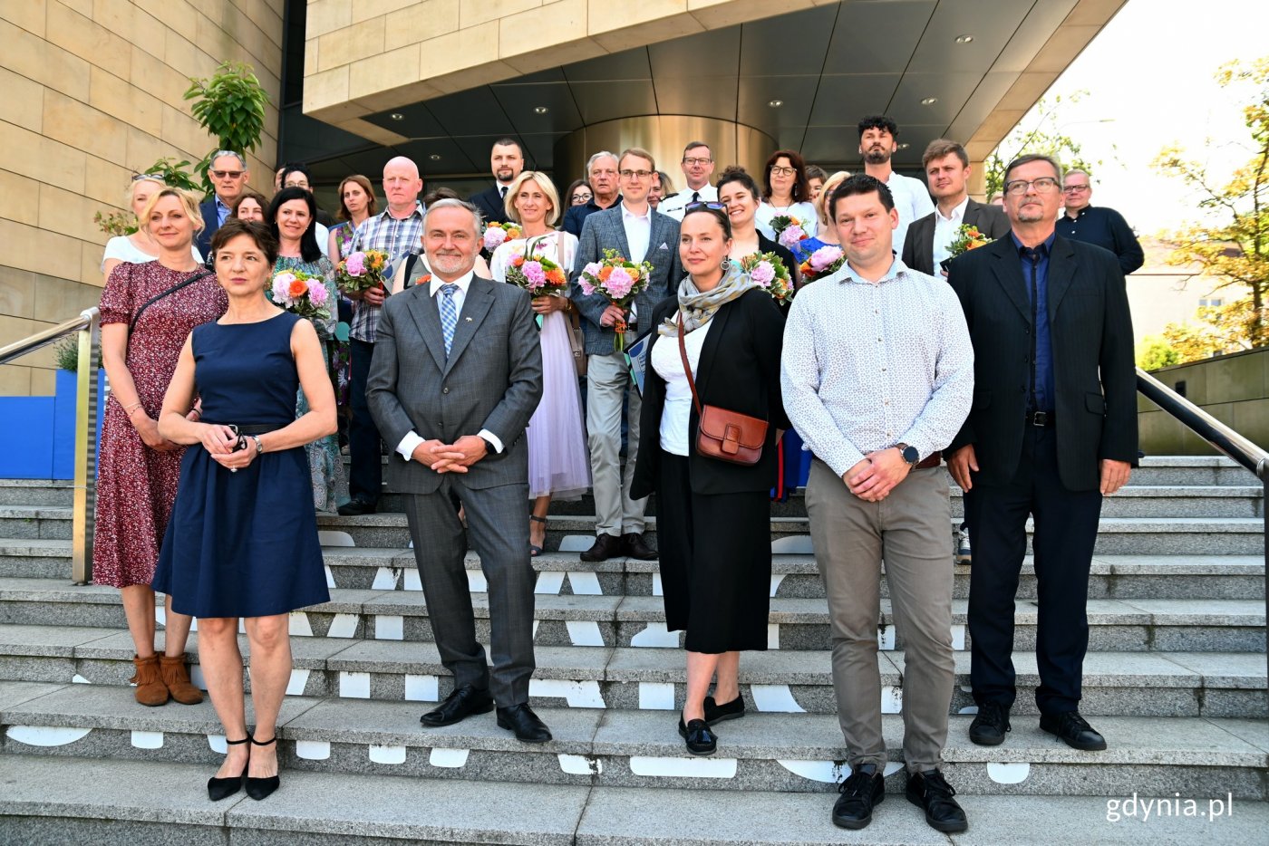 Prezydent Wojciech Szczurek wraz z gdyńskimi muzealnikami i przedstawicielami Wydziału Kultury Urzędu Miasta Gdyni przed Muzeum Miasta Gdyni // fot. Magdalena Czernek