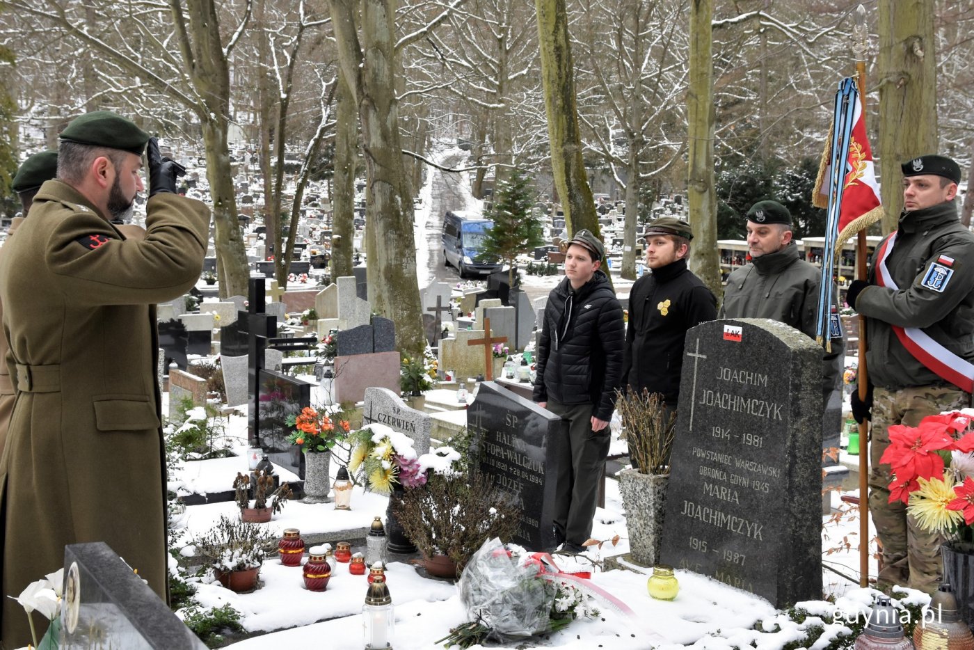 Uczestnicy uroczystości złożyli kwiaty i zapalili zniacze na grobie Joachima Joachimczyka // fot. Magdalena Czernek