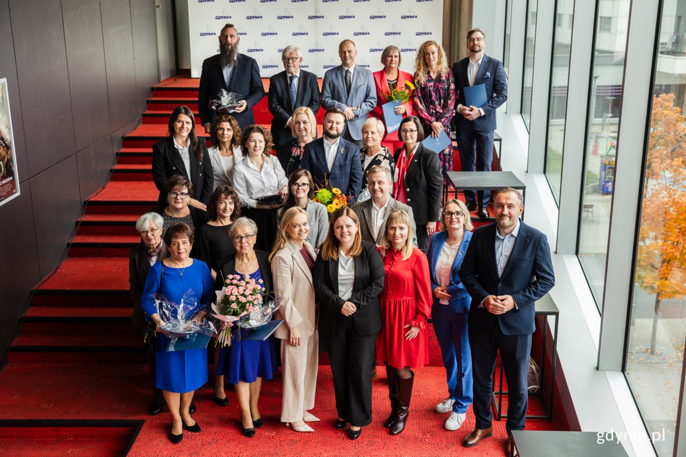 Laureaci Nagrody Prezydent Miasta Gdyni dla pracowników ochrony zdrowia wraz z ministrą zdrowia Jolantą Sobierańską-Grendą, prezydent Gdyni Aleksandrą Kosiorek, wiceprezydentem Tomaszem Augustyniakiem, Mariolą Śrubarczyk-Cichowską - wiceprzewodniczącą Rady Miasta Gdyni, radną miasta Agnieszką Tokarską, Anną Melki - dyrektor Gdyńskiego Centrum Zdrowia oraz członkami komisji opiniującej laureatów (fot. Karol Stańczak)