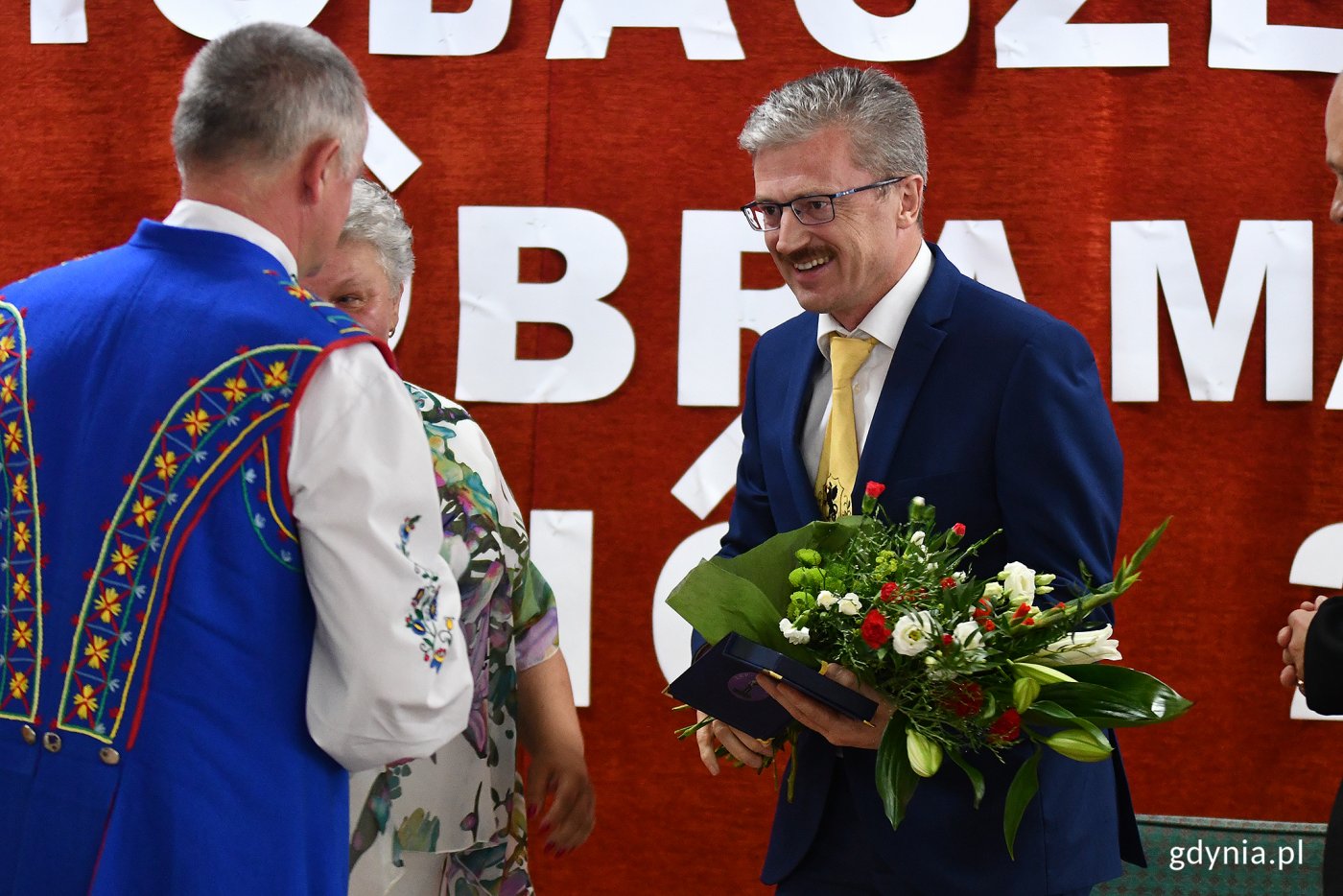 Jeden z laureatów medalu „Srebrna Tabakiera Abrahama” - dr Eugeniusz Pryczkowski odbiera wyróżnienie // fot. Michał Puszczewicz