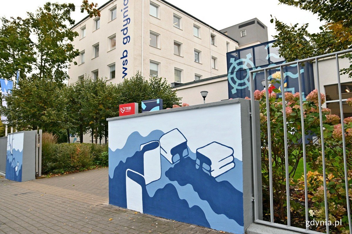 Dwa z trzech murali zdobiących przestrzeń przed wejściem do Uniwersytetu WSB Merito w Gdyni // fot. Magdalena Czernek