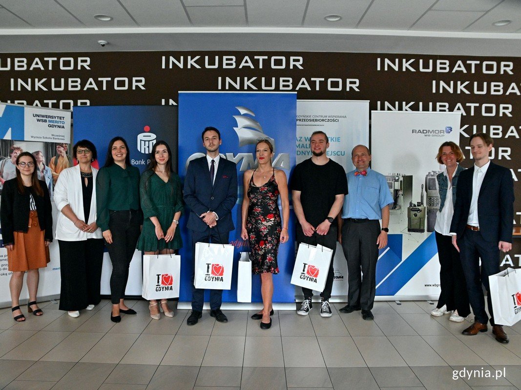 Finaliści konkursu „Kurs na Biznes” po zakończeniu gali finałowej w Gdyńskim Inkubatorze Przedsiębiorczości // fot. Magdalena Czernek