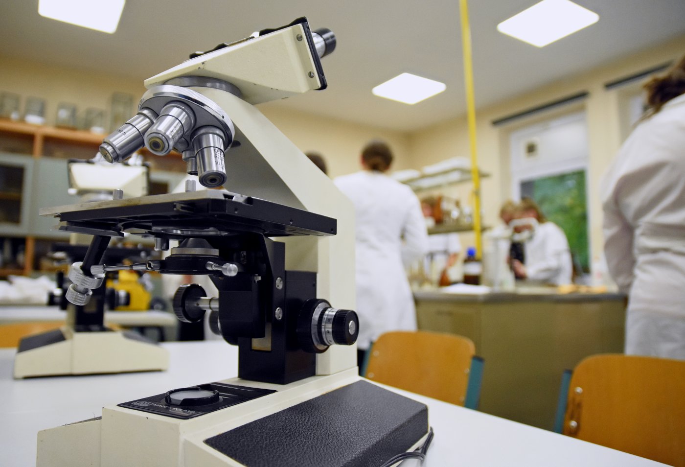Na zdjęciu widać mikroskopy w pracowni chemicznej, które są pomocą dydaktyczną podczas zajęć z chemii odbywających się w ramach projektu 