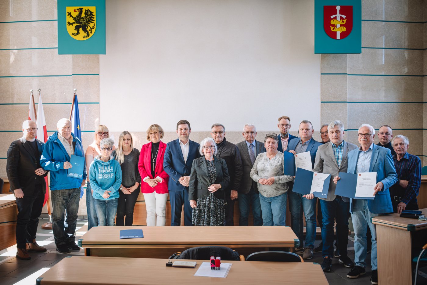 Wspólne zdjęcie wiceprezydenta Macieja Zielonki oraz przedstawicieli gdyńskich Rodzinnych Ogrodów Działkowych.  (fot. Tomasz Kamiński)