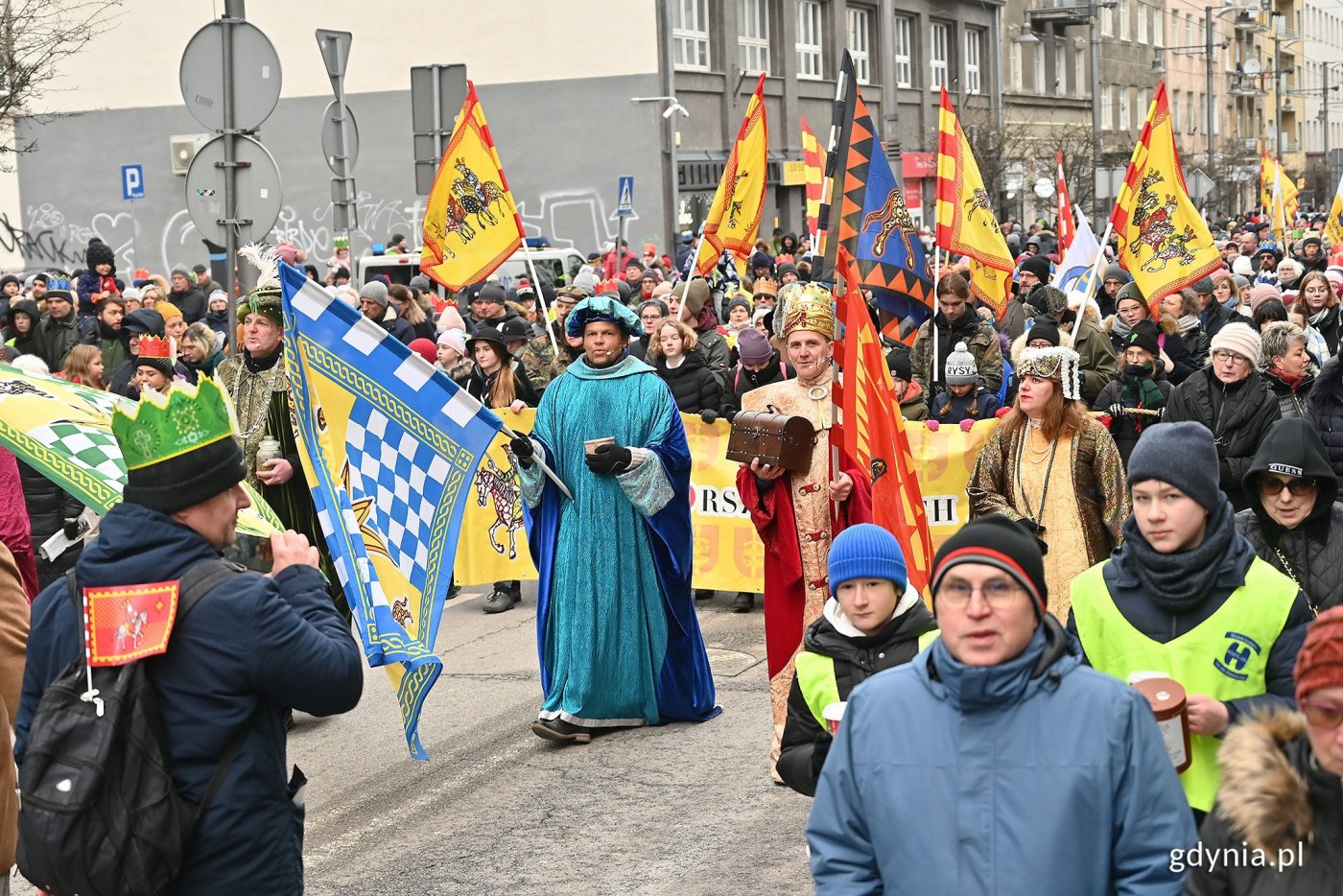Orszak Trzech Króli zmierzający ul. Świętojańską. Zdjęcie archiwalne z 2023 roku // fot. Michał Puszczewicz