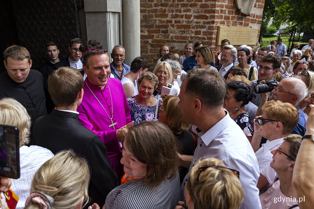Po trzygodzinnej uroczystości święceń nowy biskup Piotr wyszedł przed katedrę, by spotkać się z wiernymi. Fot. Przemysław Kozłowski