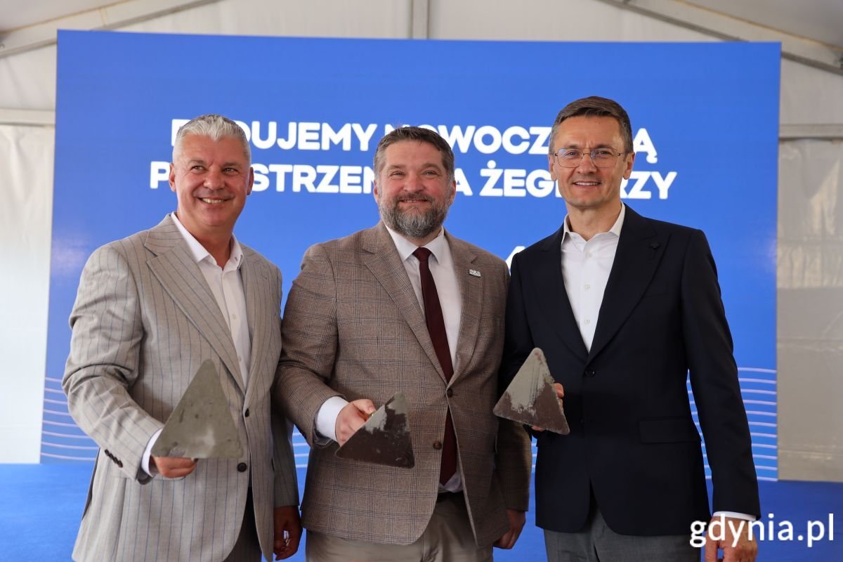 Uroczystość wmurowania kamienia węgielnego pod Nova Marina Gdynia. Na zdjęciu od lewej: dr Tomasz Chamera, wiceprezydent World Sailing i wiceprezes zarządu NMG S.A., przewodniczący Rady Miasta Gdyni Tadeusz Szemiot oraz Mariusz Górecki, prezes zarządu Grupy Atlas Ward, generalnego wykonawcy inwestycji ( fot. Zofia Marczak)