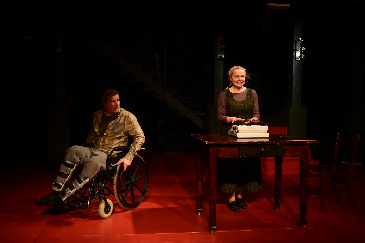W najnowszym spektaklu Teatru Miejskiego – „Misery” – wystąpią: Szymon Sędrowski jako Paul Sheldon oraz Dorota Lulka jako Annie Wilkes // fot. Roman Jocher