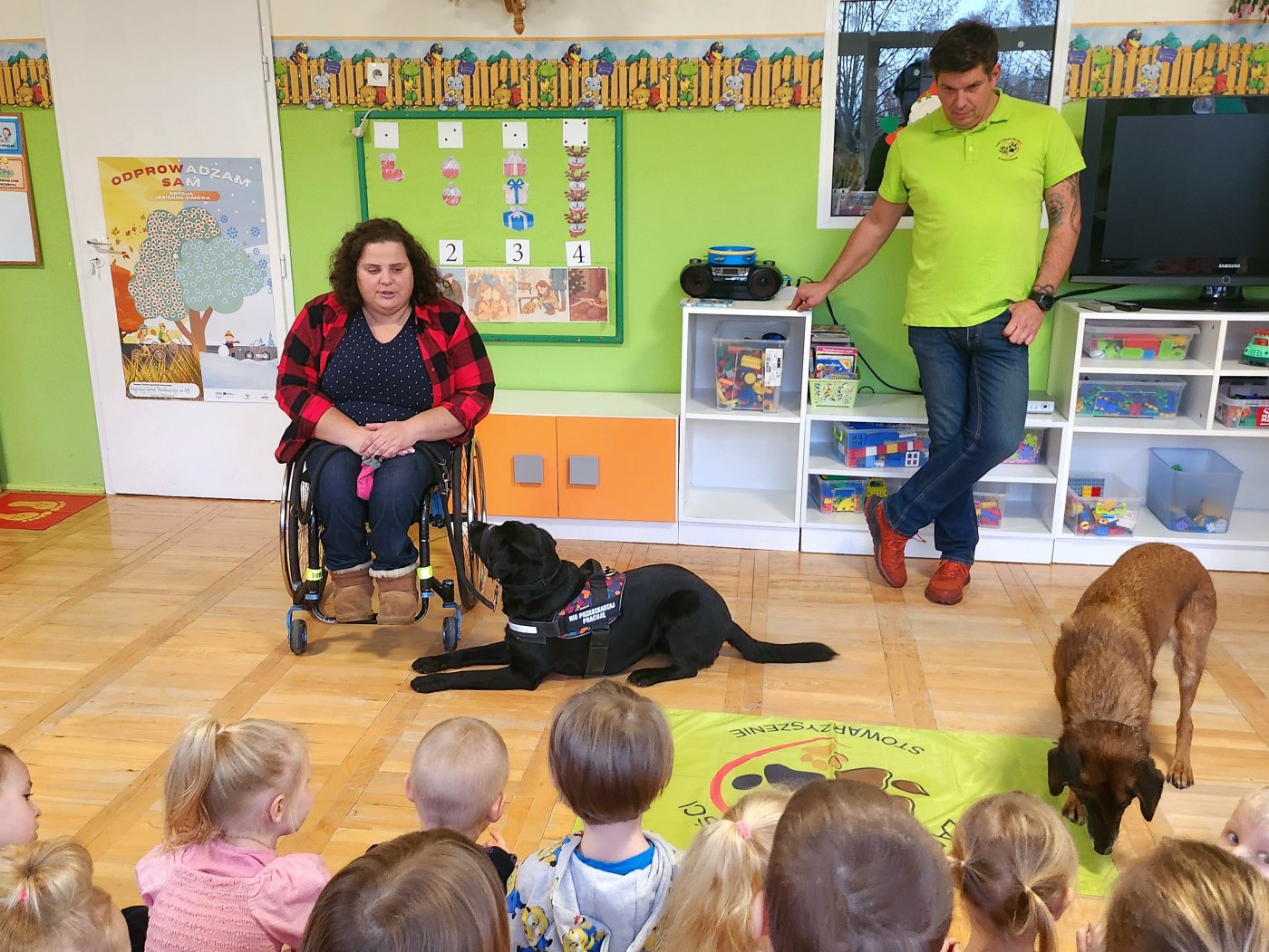 Marta Czachor z Wydziału Dostępności UM opowiada o swoim codziennym życiu z psem asystującym Delicją. W poniedziałkowym spotkaniu w „Bajkowym Ogrodzie