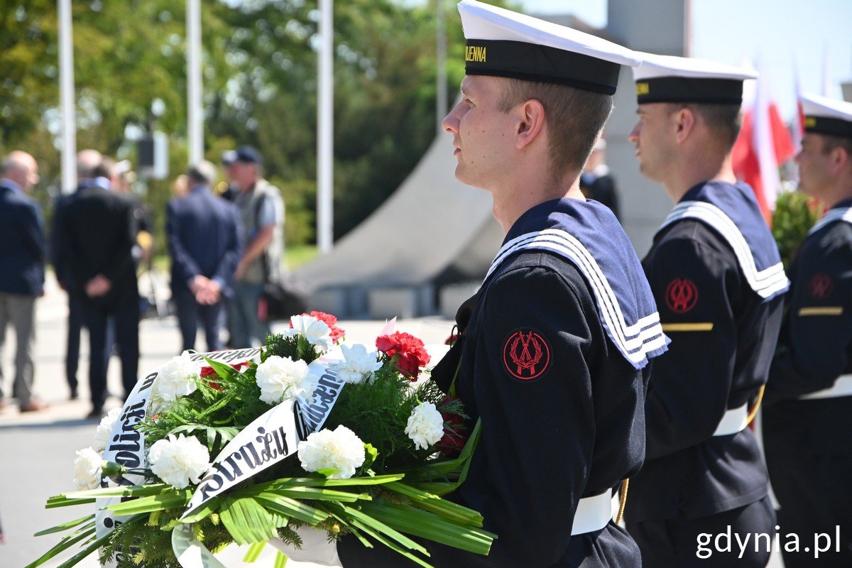 Święto Marynarki Wojennej rozpoczęło się od złożenia kwiatów przy pomniku Polski Morskiej // fot. Magda Śliżewska