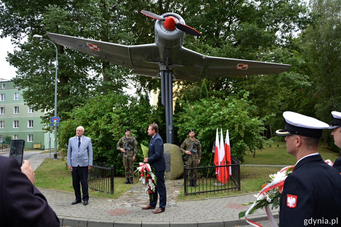 Przy samolocie TS-8 Bies na Babich Dołach złożono kwiaty z okazji Święta Lotnictwa Polskiego // fot. Paweł Kukla