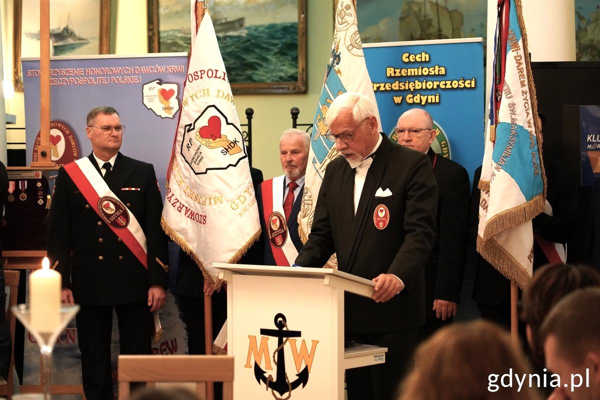 Jubileusz Miejskiego Klubu Honorowych Dawców Krwi. Na zdjęciu przy mównicy prezes klubu Paweł Szczepanik (fot. Magda Śliżewska)