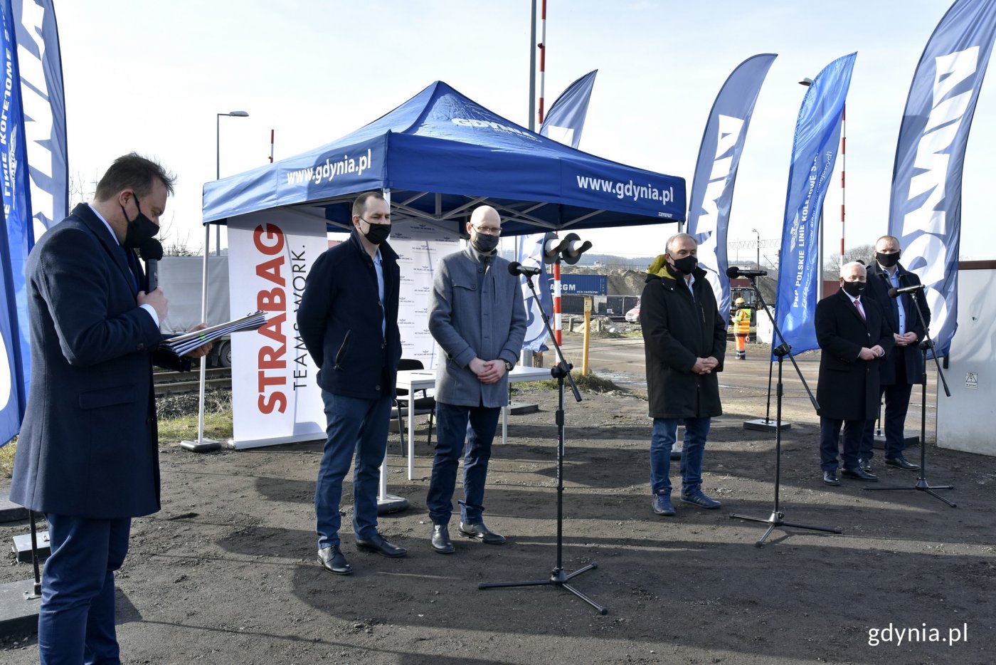 Podpisanie umowy na zaprojektowanie i budowę wiaduktu drogowego w ciągu ulicy Puckiej - z lewej na pierwszym planie wiceprezydent Gdyni ds. rozwoju Marek Łucyk, fot. Magdalena Czernek