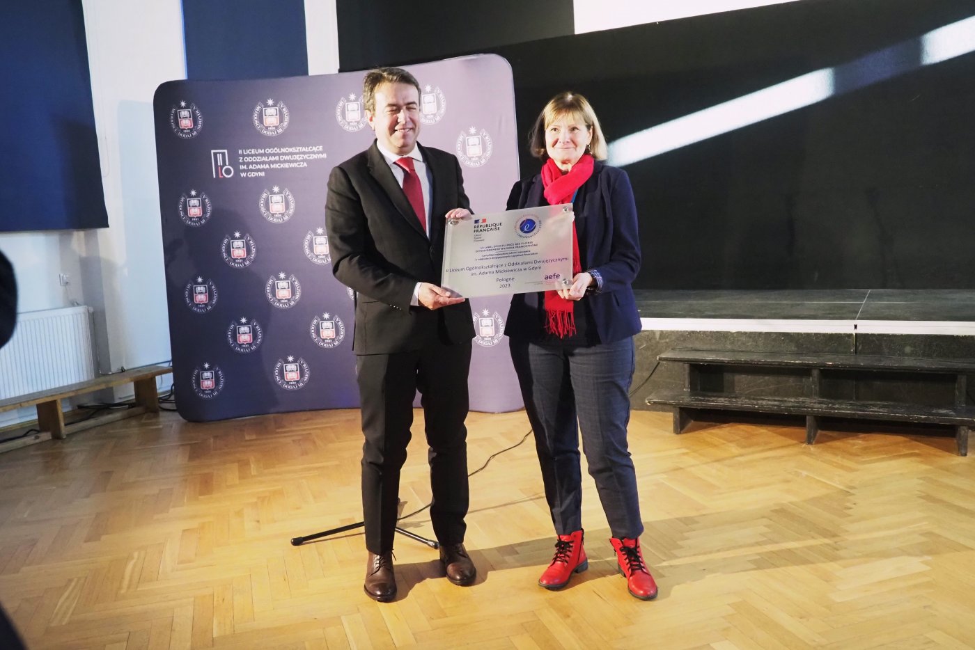 Eżbieta Zaręba, dyrektor II Liceum w Gdyni odbiera certyfikat z rąk Philippe Morisset, attaché ds. współpracy edukacyjnej // fot. Mariusz Biernacik