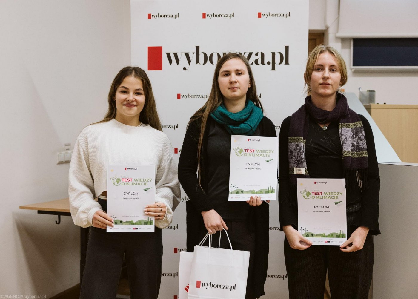 Laureaci Konkursu: Helena Dalach w środku oraz Zuzanna Jasionek i Natalia Pietrzak z Gdańska // fot. wyborcza.pl, organizator.