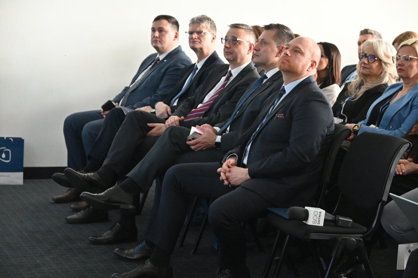 Ogólnopolska konferencja benchmarkingowa dla przedsiębiorstw wodociągowo-kanalizacycyjnych. Na zdjęciu od lewej: dyrektor generalny UM Gdyni Łukasz Kobus, wiceprezydent Gdyni Rafał Geremek, prezes PEWiK Gdynia Jacek Kieloch, Prezes Zarządu Wodociągi Miasta Krakowa Piotr Ziętara, prezes Izby Gospodarczej „Wodociągi Polskie