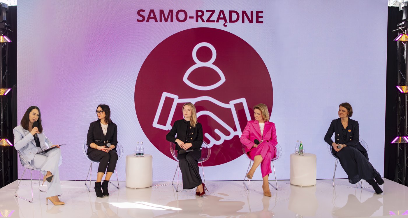 Uczestniczki i moderatorka panelu „Samo-rządne” podczas konferencji „Polka XXI wieku”. Od prawej: wiceprezydentka Gdyni Katarzyna Gruszecka-Spychała, Barbara Socha – ekonomistka i polityczka, Klaudia Strzelecka – radna Poznania, Karolina Zowczak – burmistrzyni miasta i gminy Osieck i  moderatorka Magdalena Szefernaker (fot. Michał Wyszyński/Fundacja Projekt PL)